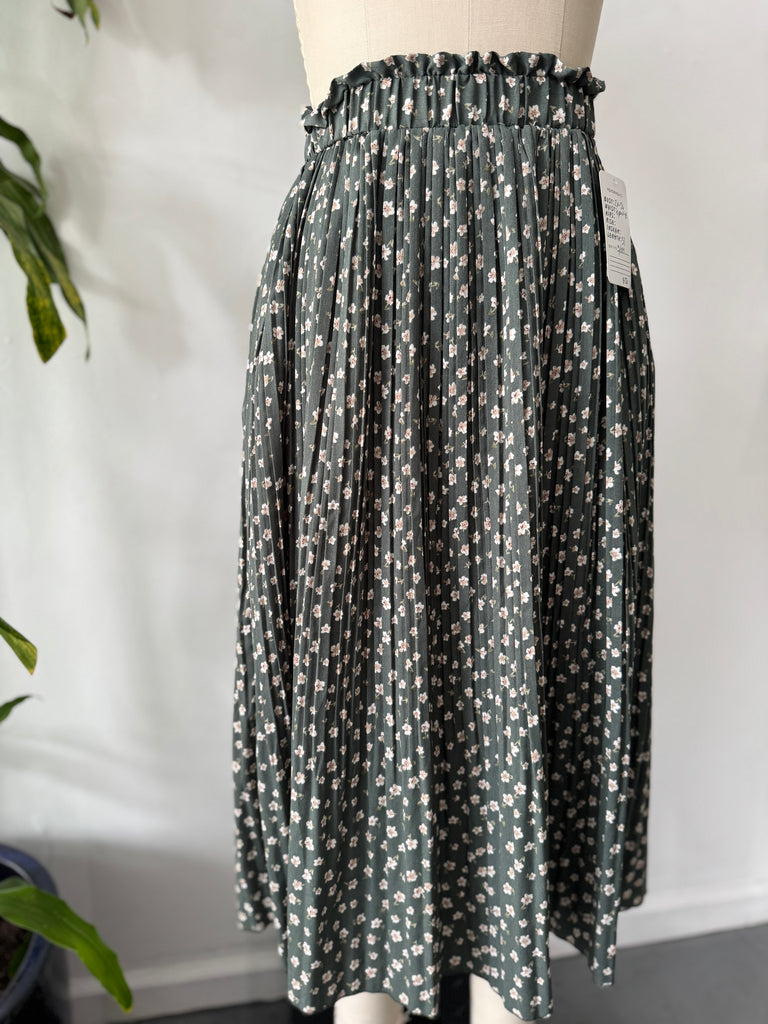 Pleated floral skirt waist “26-36”