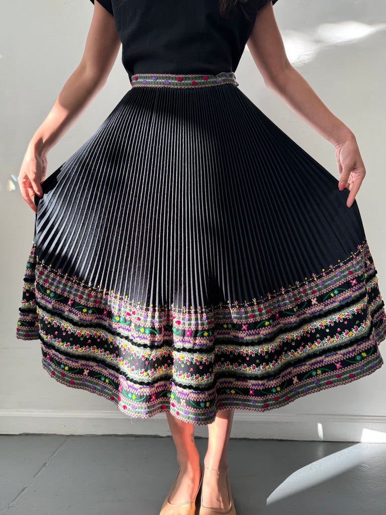 Incredible vintage skirt waist "28-30"