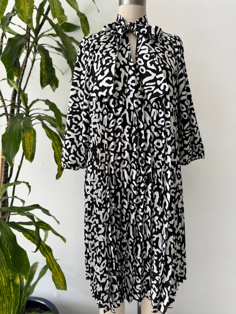Pleated squiggle print dress