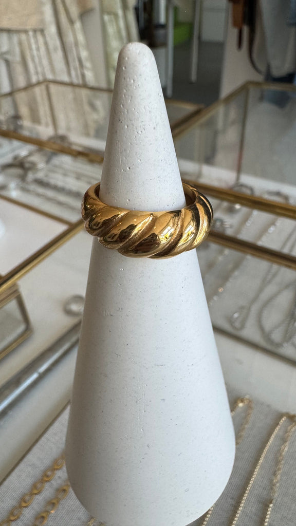 Croissant ring 6.5
