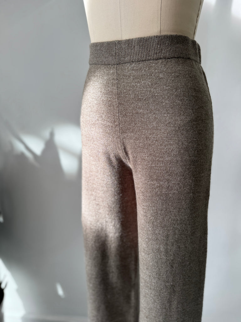 Neutral color knit high waist pants