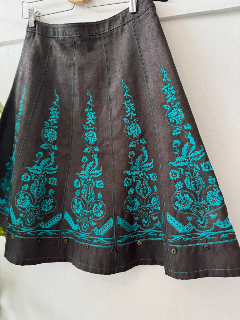 Embroidered skirt waist “28”