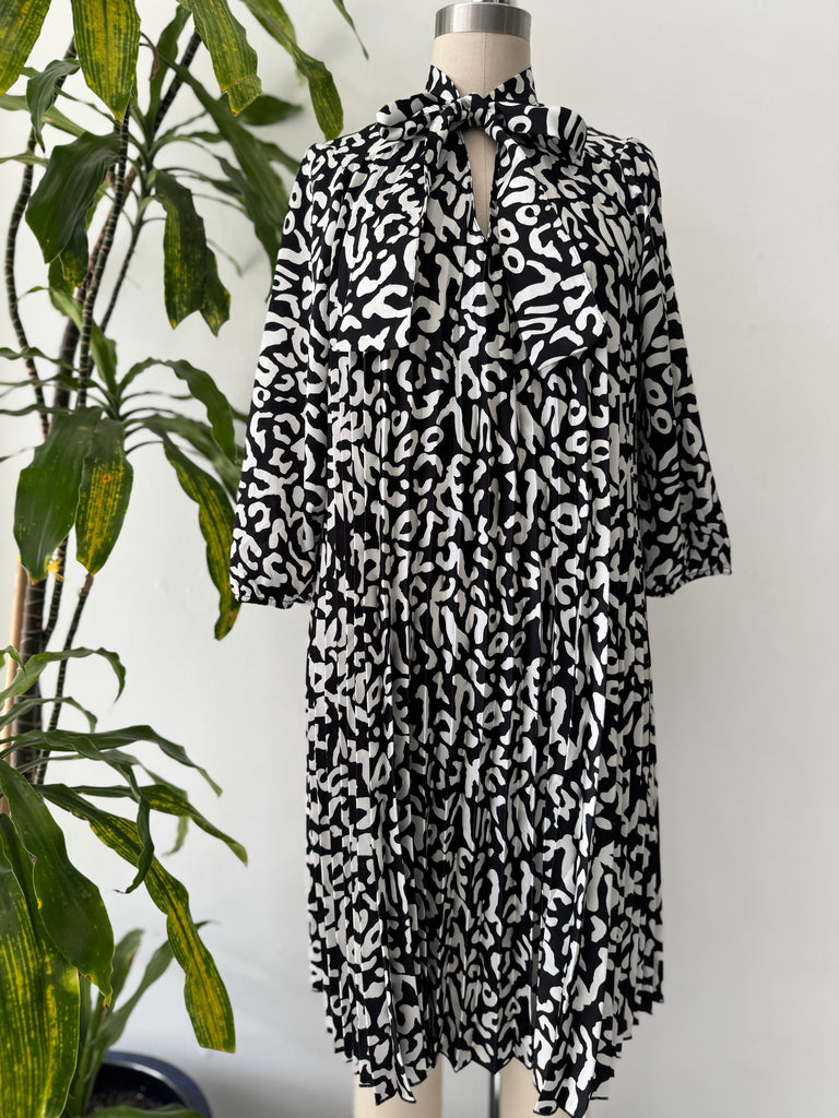 Pleated squiggle print dress