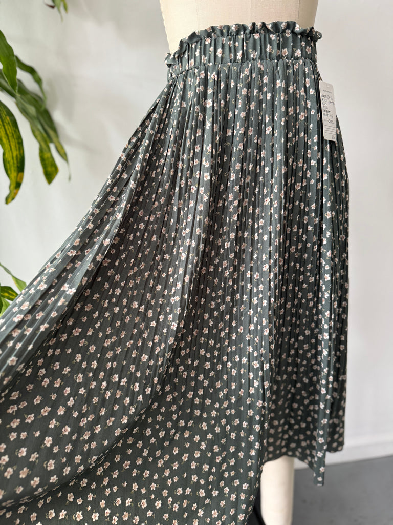 Pleated floral skirt waist “26-36”