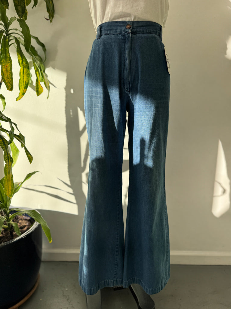 1970’s wide legged jeans with back star pockets waist 30”