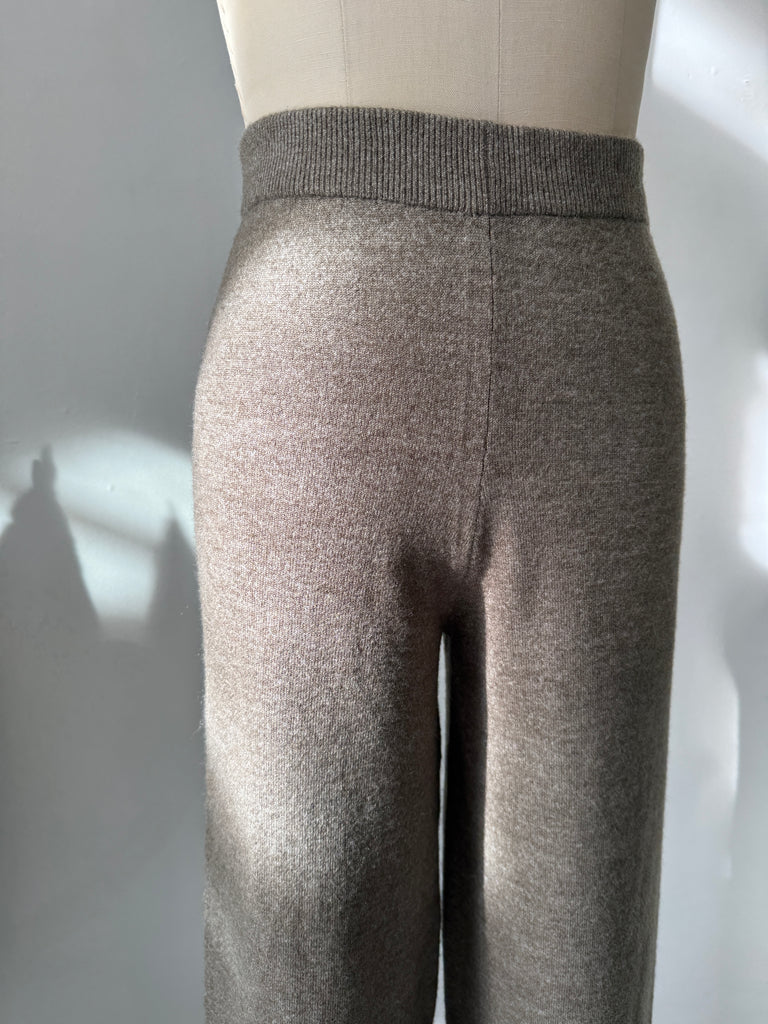 Neutral color knit high waist pants