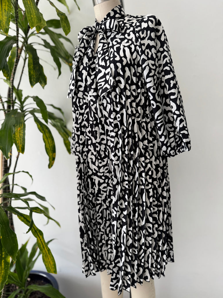 Pleated squiggle print dress