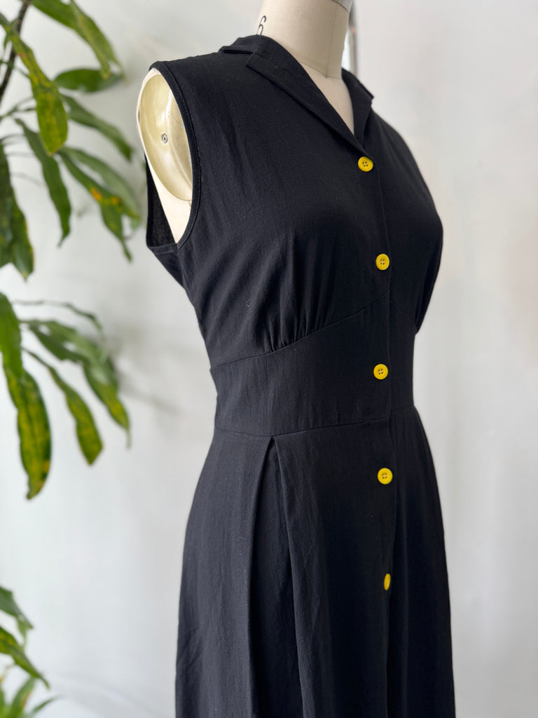 Cotton dress with yellow buttons
