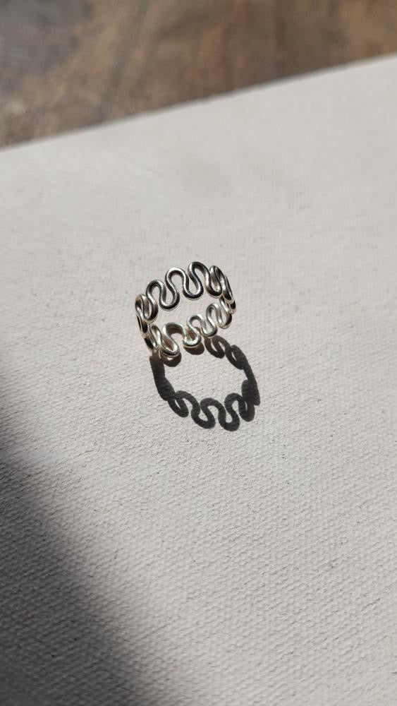 Vintage sterling silver curvy squiggle ring size 4.25
