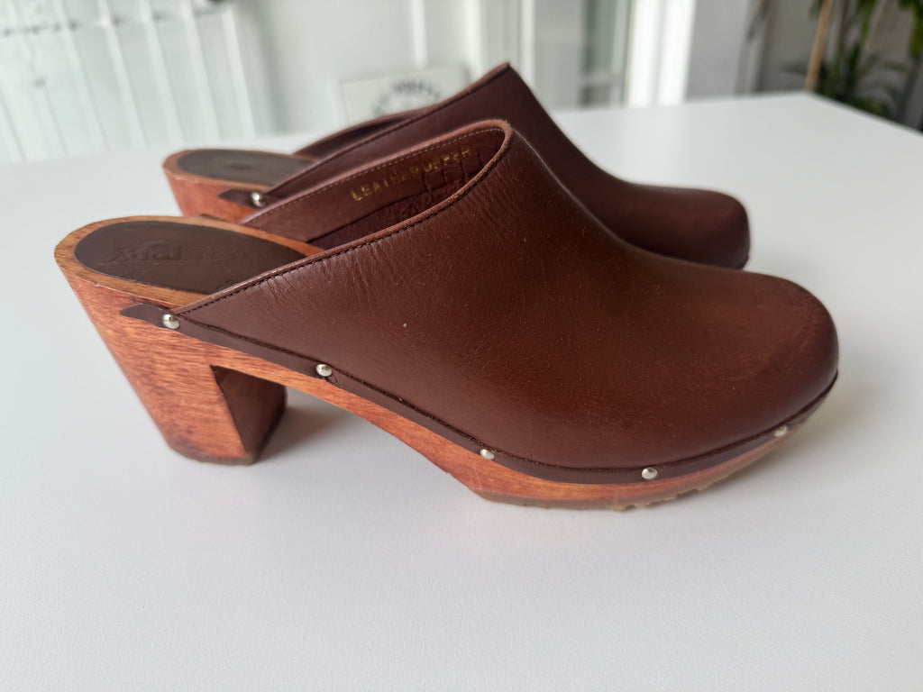 Vintage leather Sam And Libby wooden clogs size 9B
