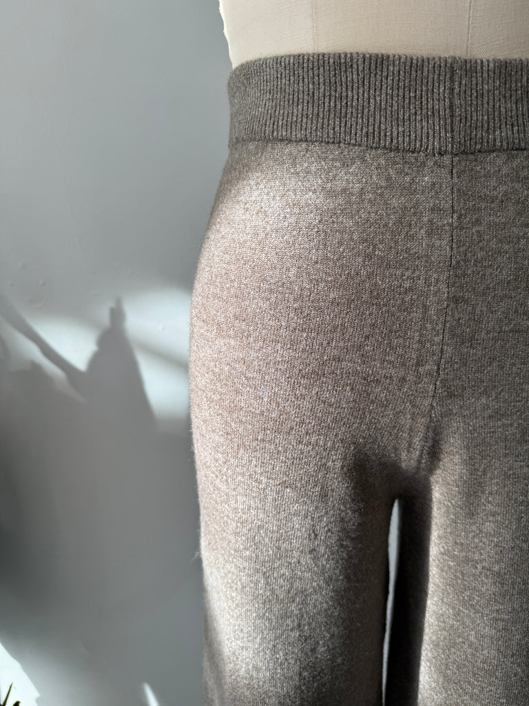 Neutral color knit high waist pants