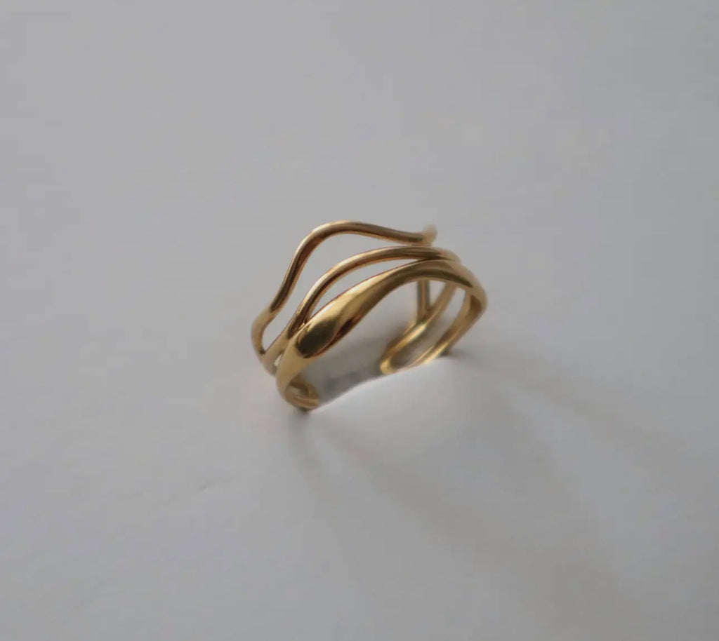 Wavy adjustable ring