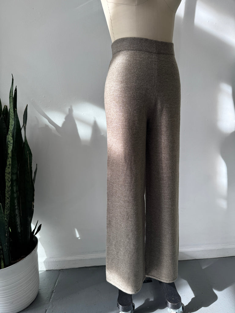 Neutral color knit high waist pants