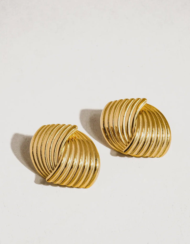Wavy stud earrings