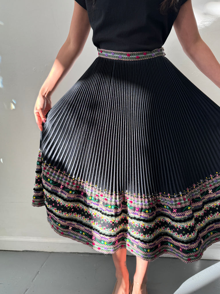 Incredible vintage skirt waist "28-30"