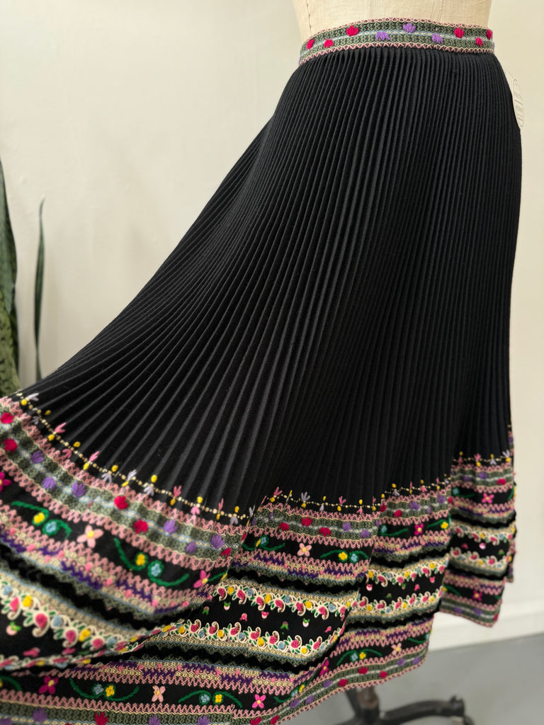 Incredible vintage skirt waist "28-30"