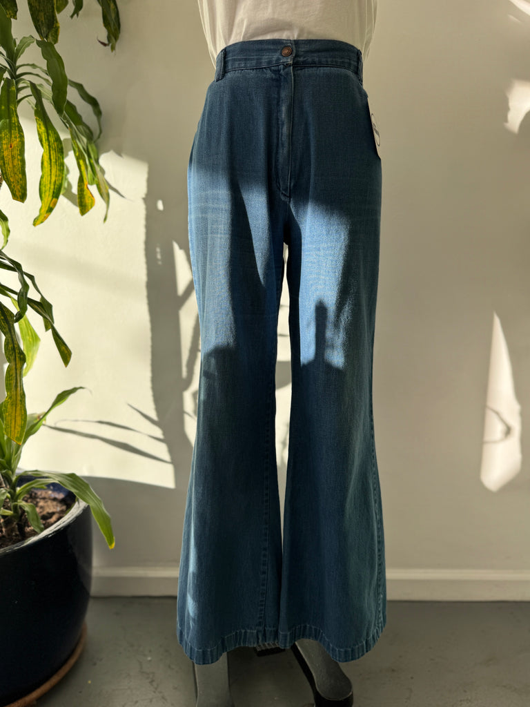 1970’s wide legged jeans with back star pockets waist 30”