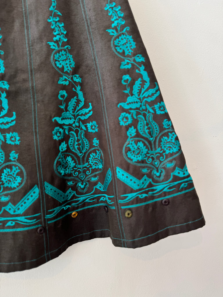 Embroidered skirt waist “28”
