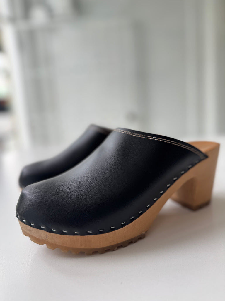 Leather + wood clogs 7.5