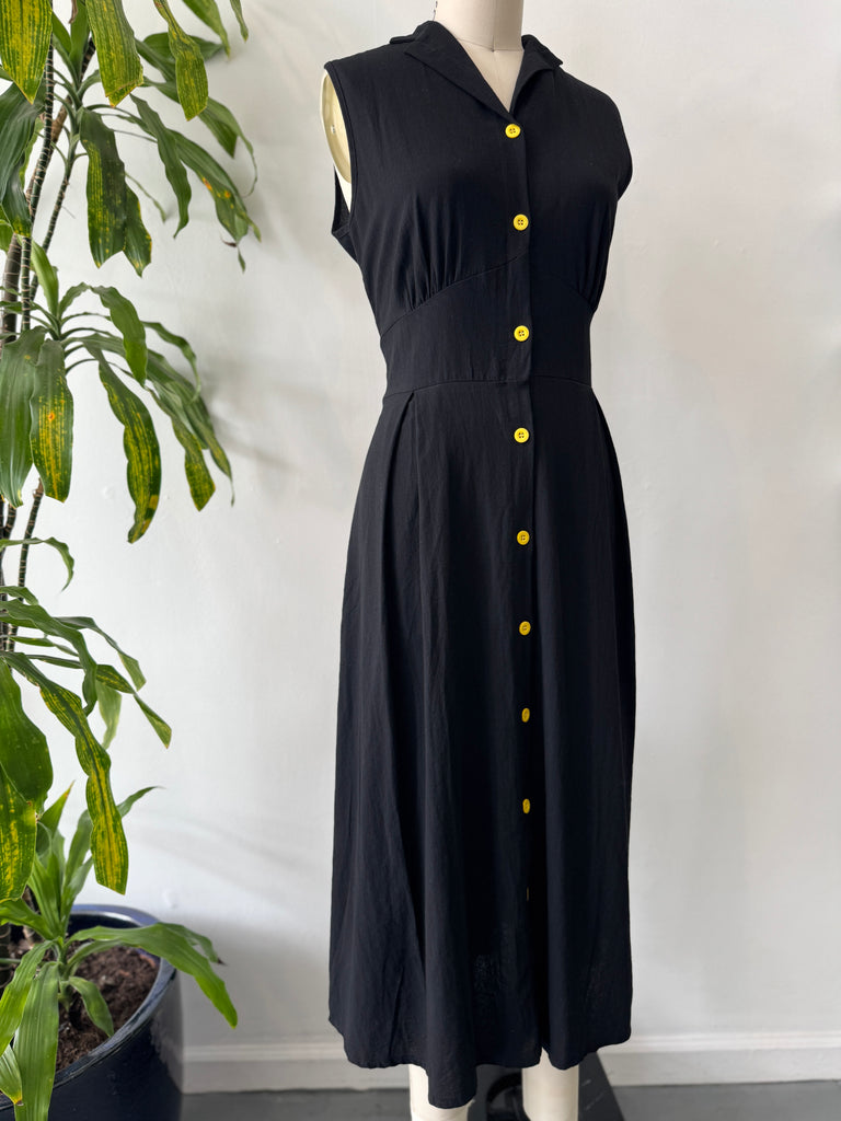 Cotton dress with yellow buttons