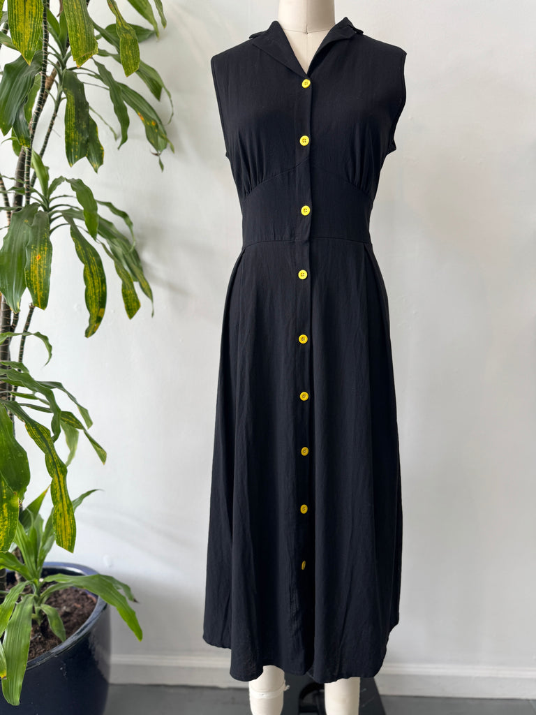 Cotton dress with yellow buttons