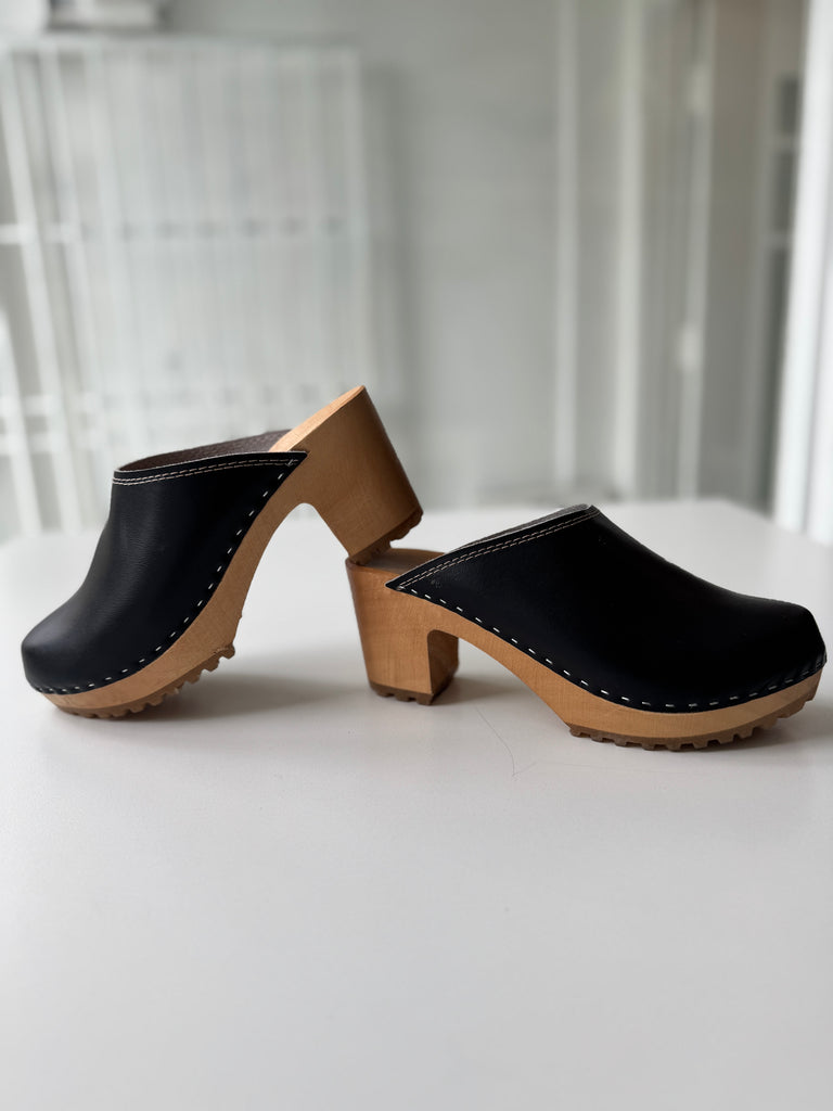 Leather + wood clogs 7.5