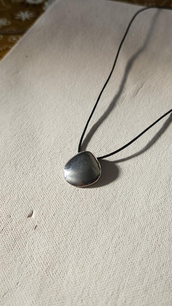 Vintage Sterling shell - like dollop pendant 18.25