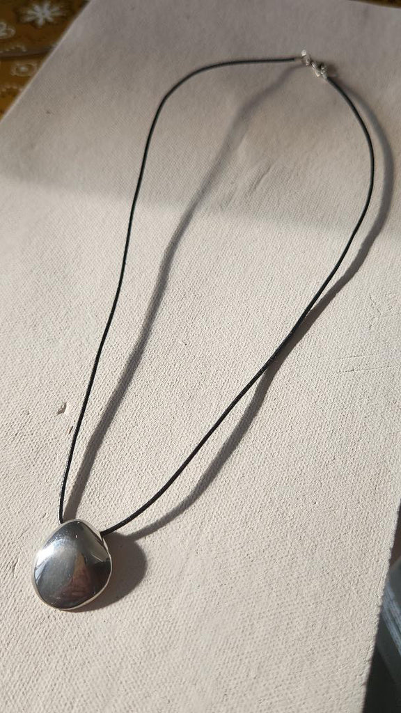 Vintage Sterling shell - like dollop pendant 18.25
