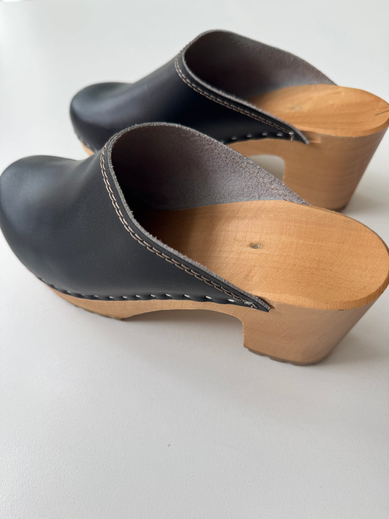 Leather + wood clogs 7.5