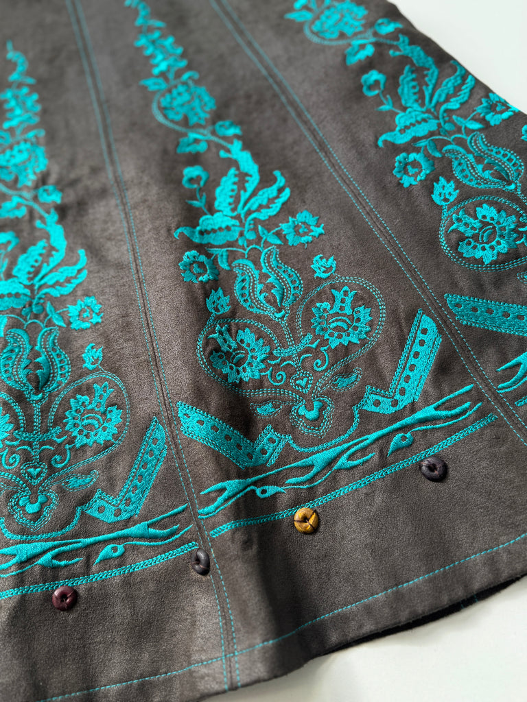 Embroidered skirt waist “28”