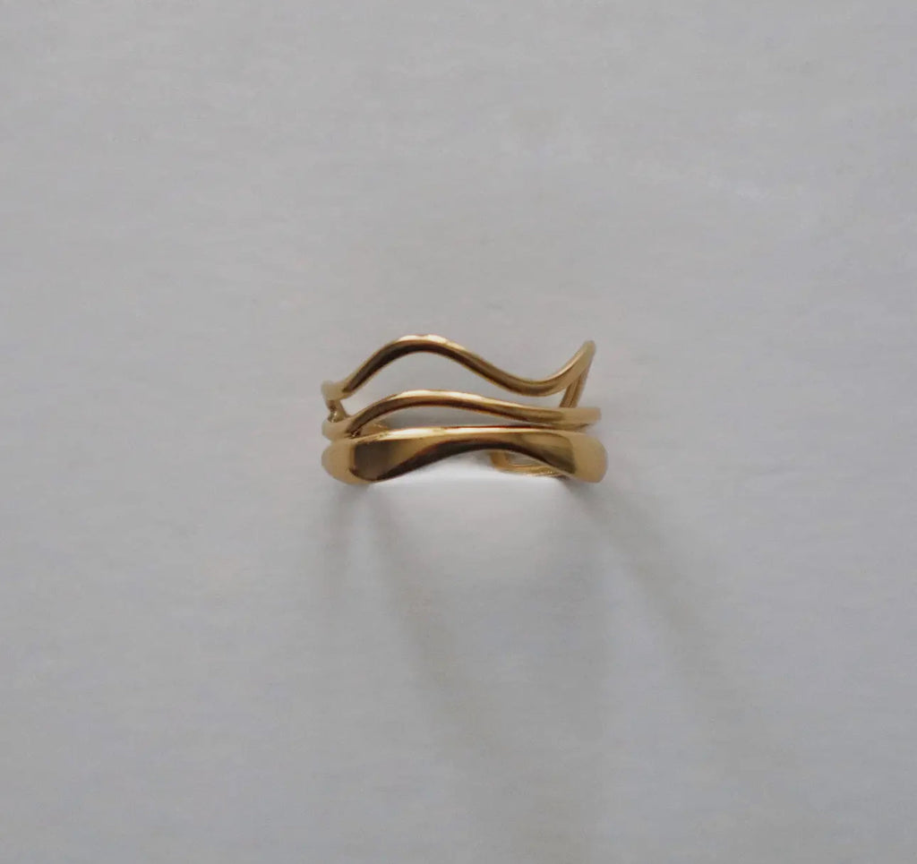 Wavy adjustable ring