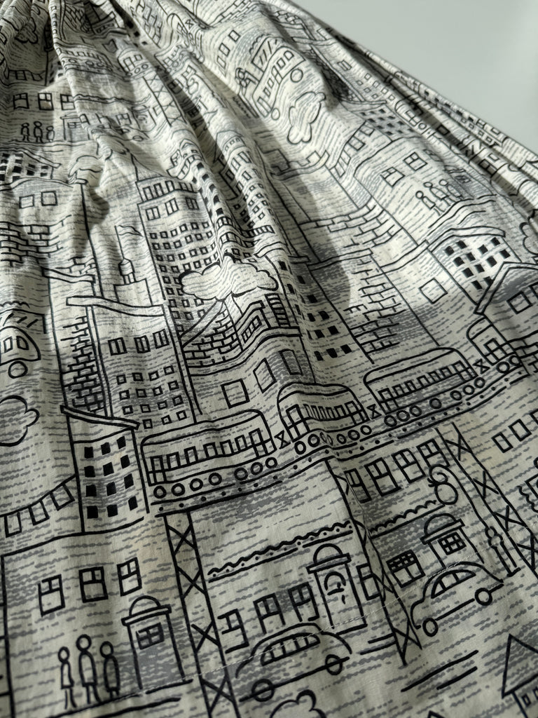 Vintage city scene novelty print skirt “28/29”