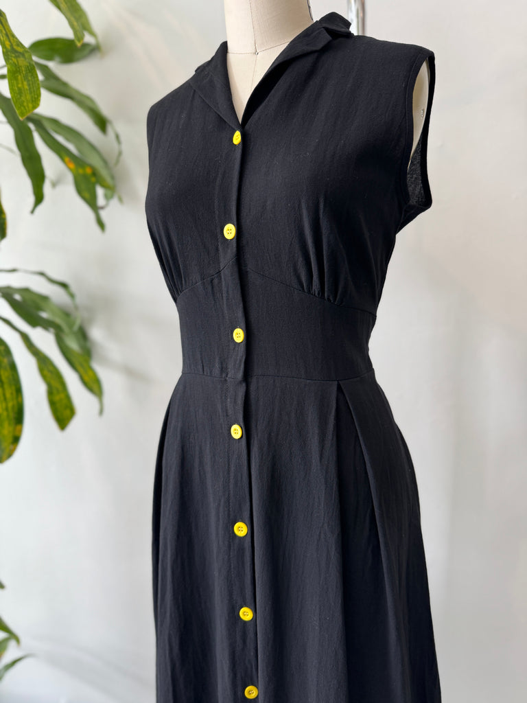 Cotton dress with yellow buttons