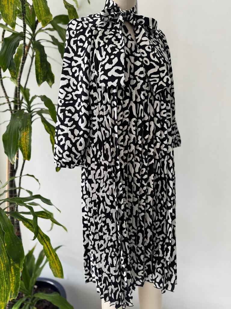 Pleated squiggle print dress