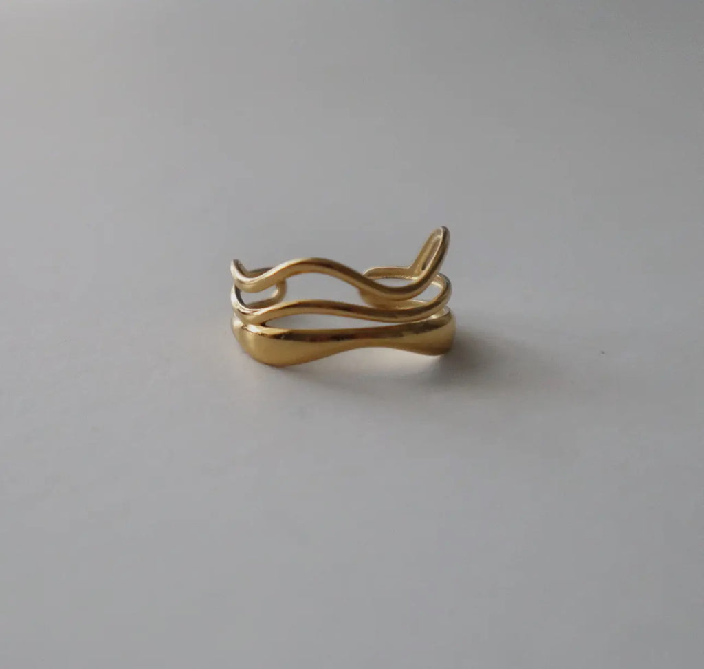 Wavy adjustable ring