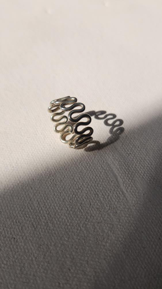 Vintage sterling silver curvy squiggle ring size 4.25