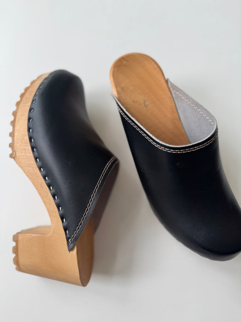Leather + wood clogs 7.5