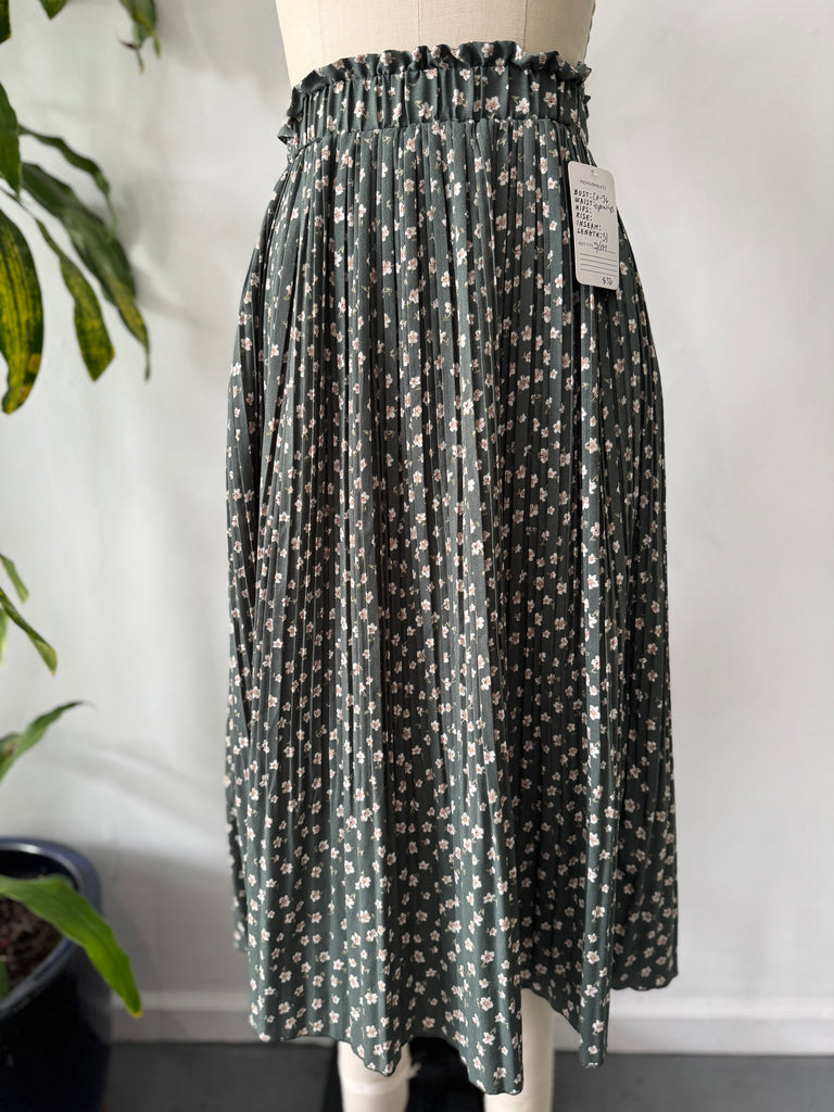Pleated floral skirt waist “26-36”