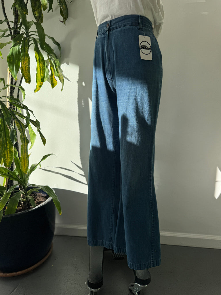 1970’s wide legged jeans with back star pockets waist 30”