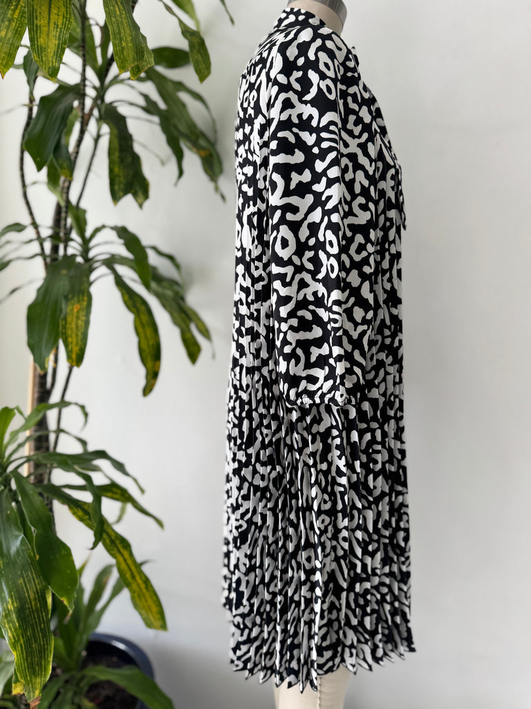 Pleated squiggle print dress