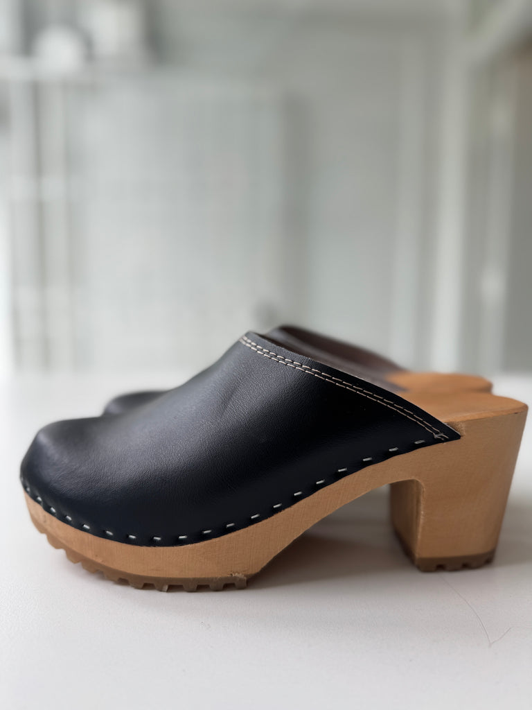 Leather + wood clogs 7.5