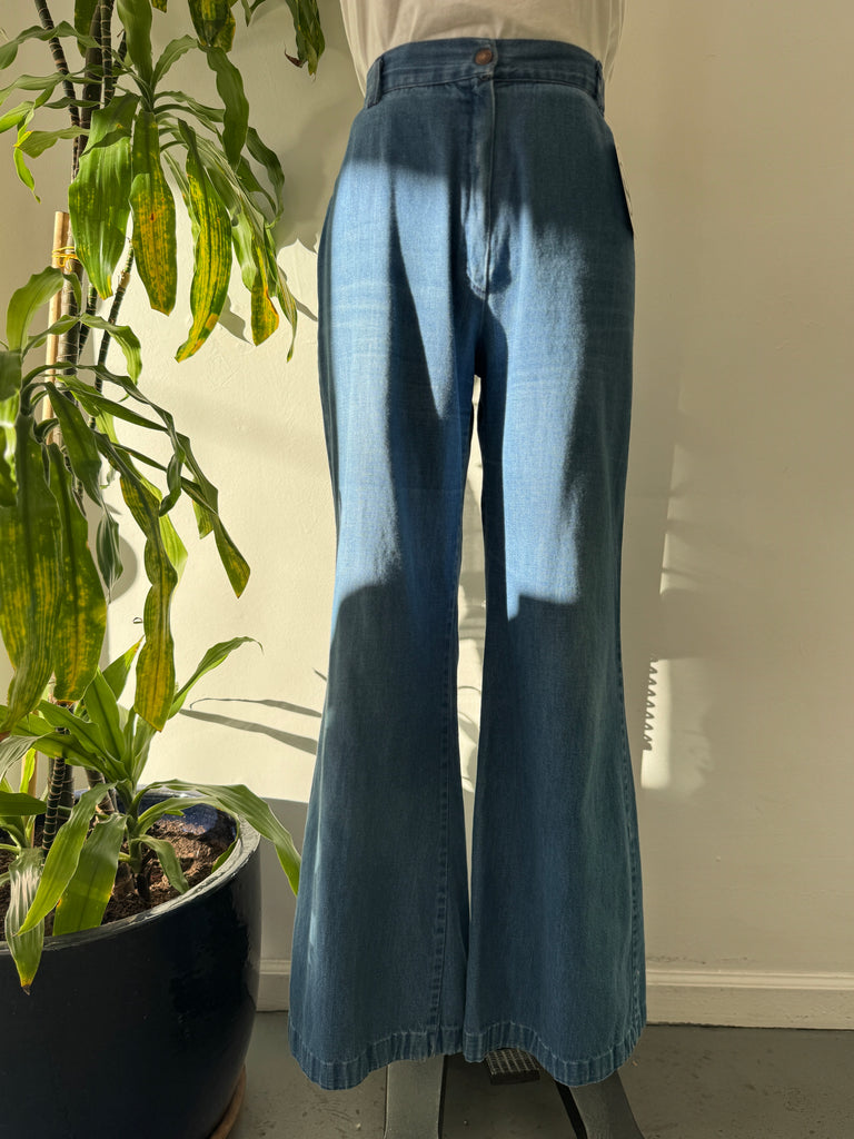 1970’s wide legged jeans with back star pockets waist 30”