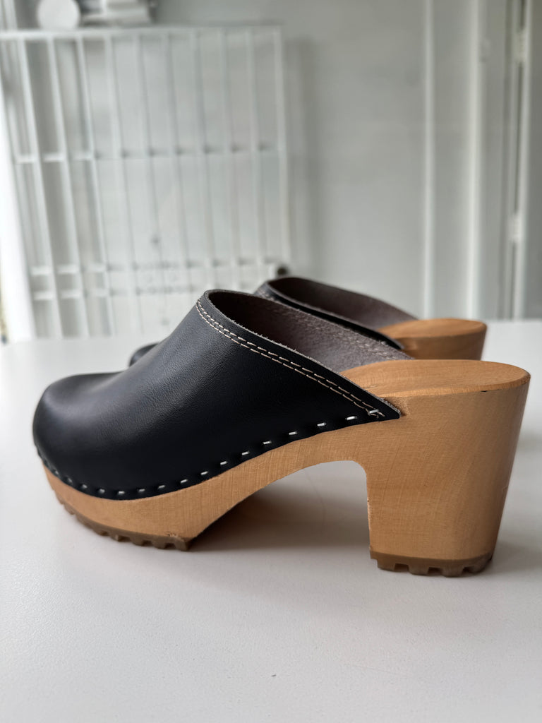 Leather + wood clogs 7.5