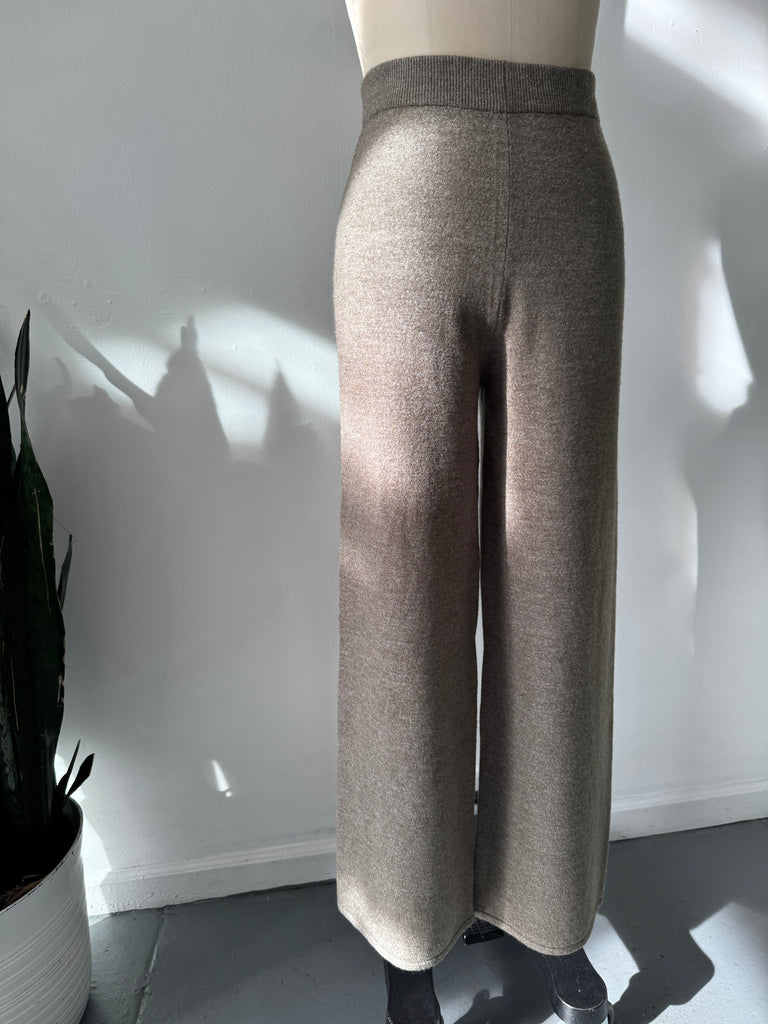 Neutral color knit high waist pants