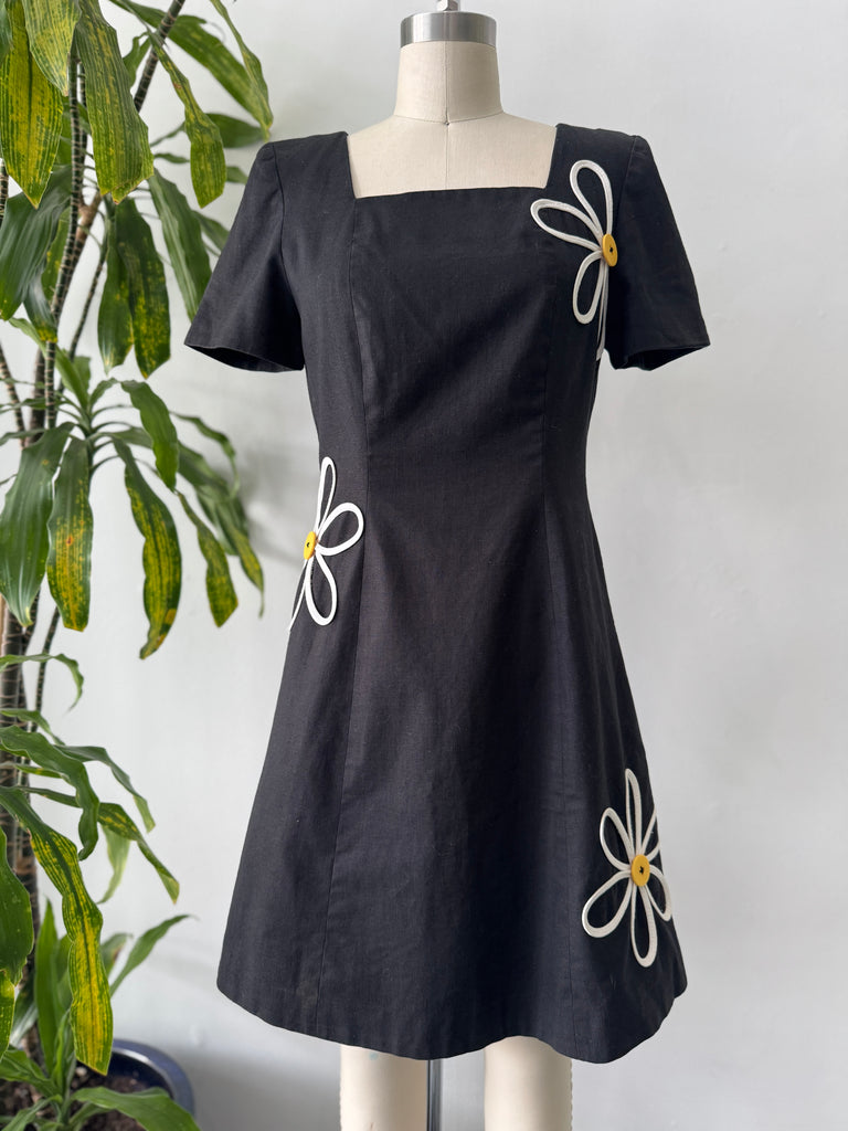 The cutest daisy dress