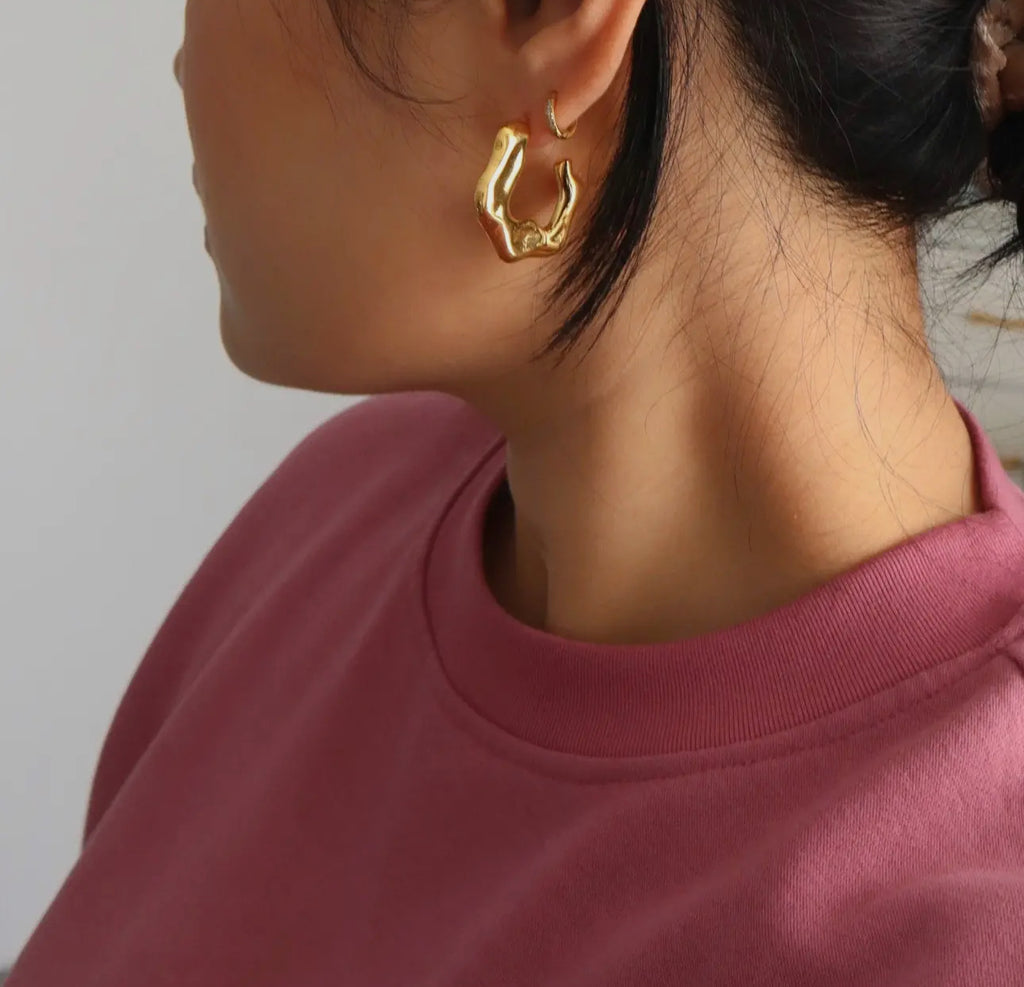 Wavy hoop earrings