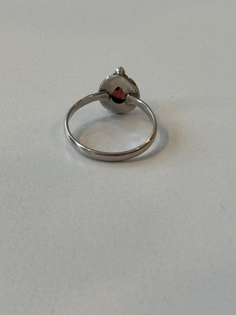 Garnet and Sterling silver ring 7.5