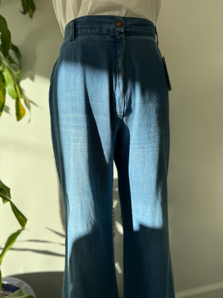 1970’s wide legged jeans with back star pockets waist 30”