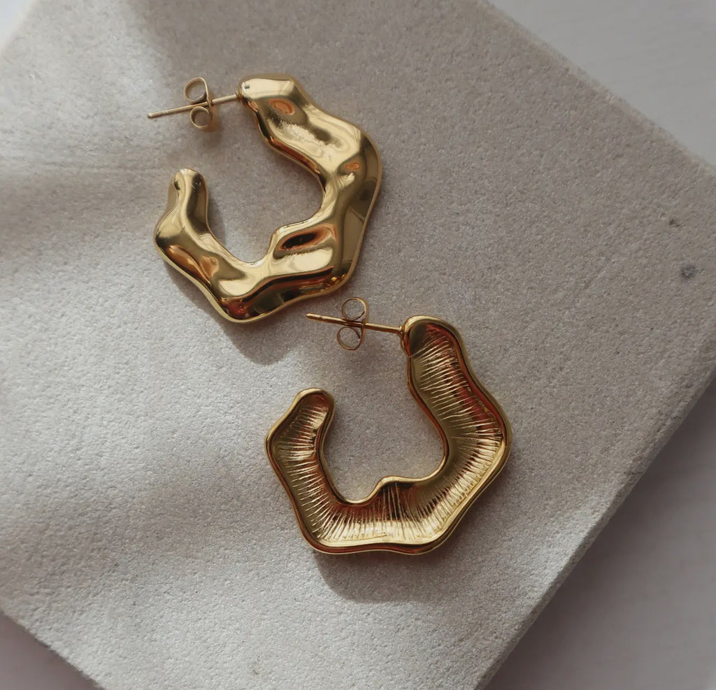 Wavy hoop earrings