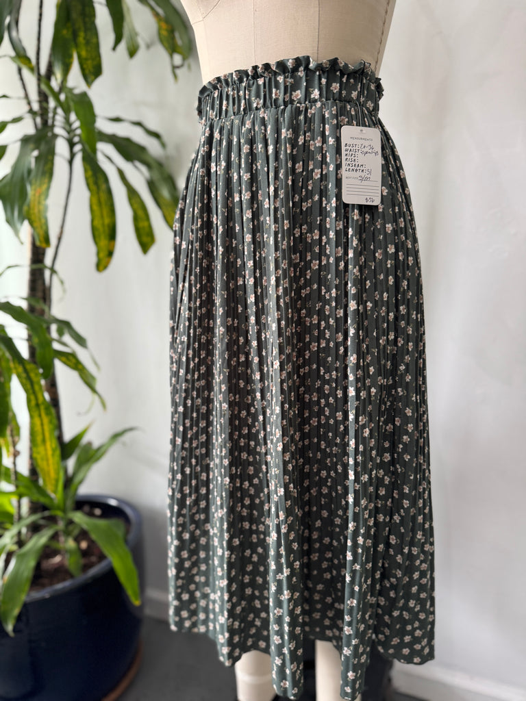 Pleated floral skirt waist “26-36”